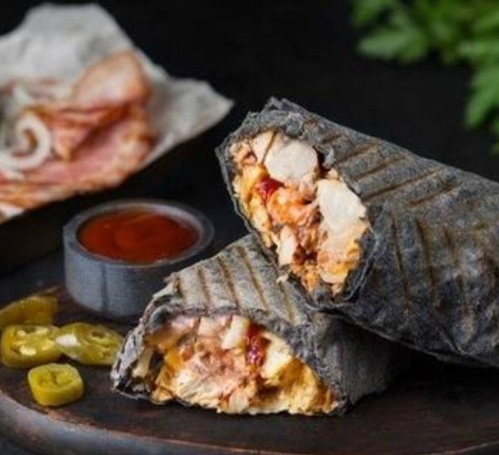 Шаурма в чорному лаваші з картоплею фрі