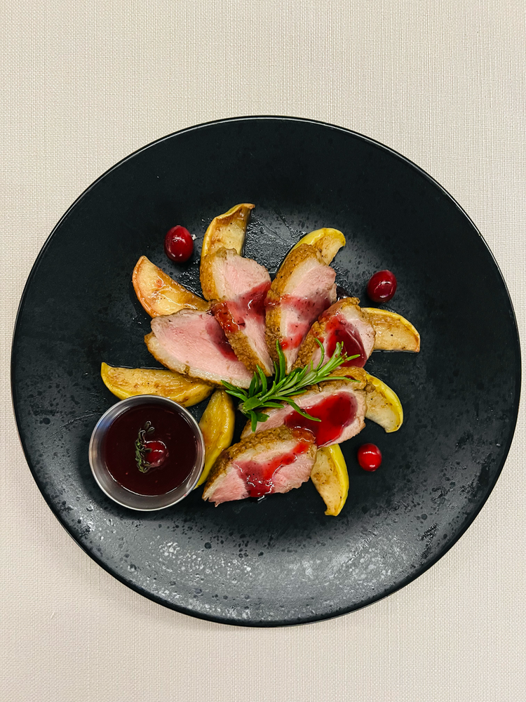 Кошик Качина грудка на яблуках у винно-медовому соусі 180 г