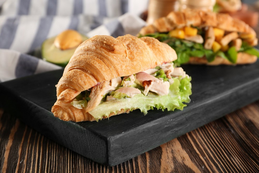 Круасан великий з копченою куркою будинки