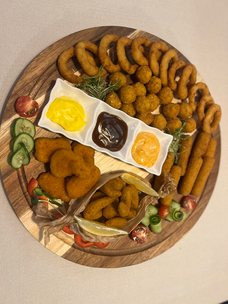 Дошка фритюрних смаколиків (асорті) 820 г з соусом