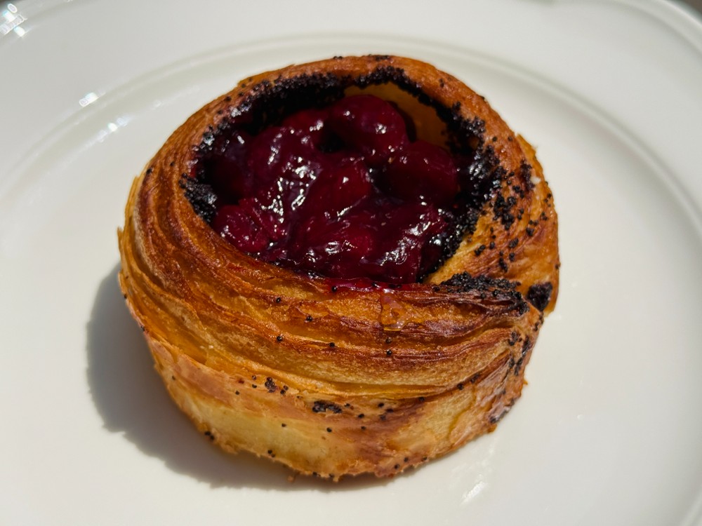 Булка з маком та вишнями