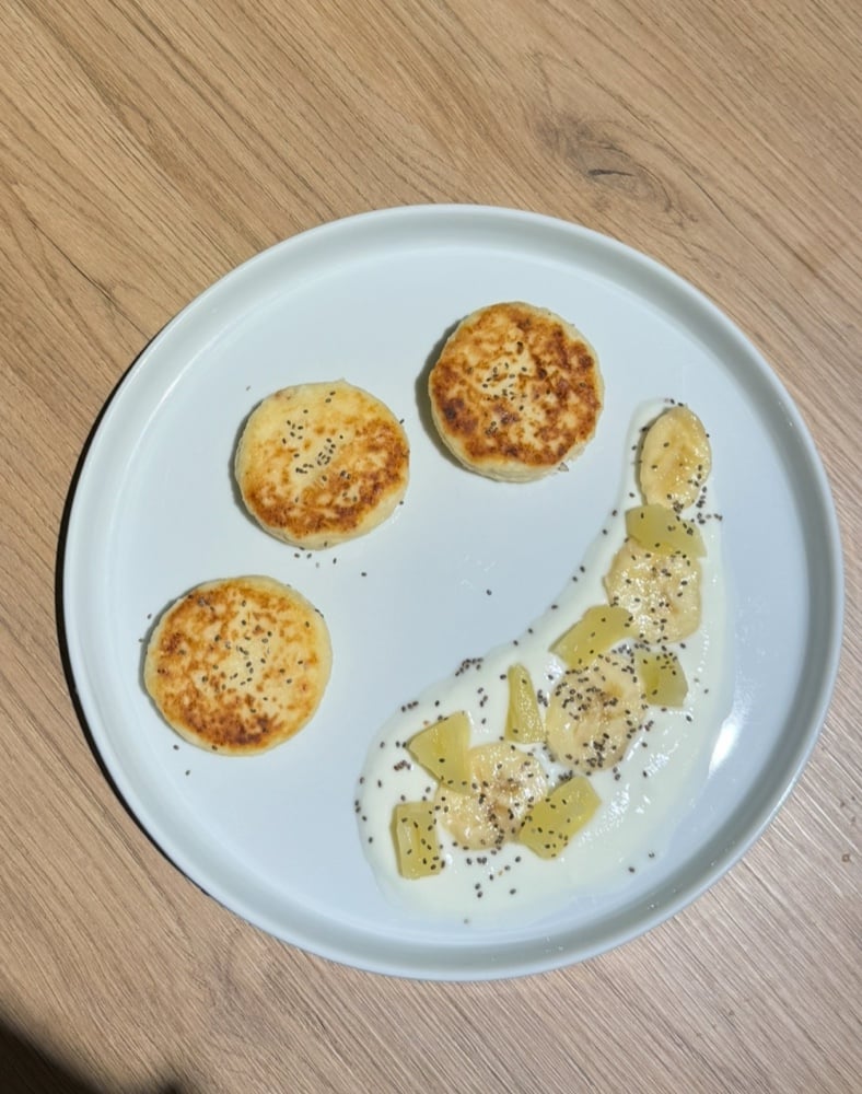 syrniki with fruits