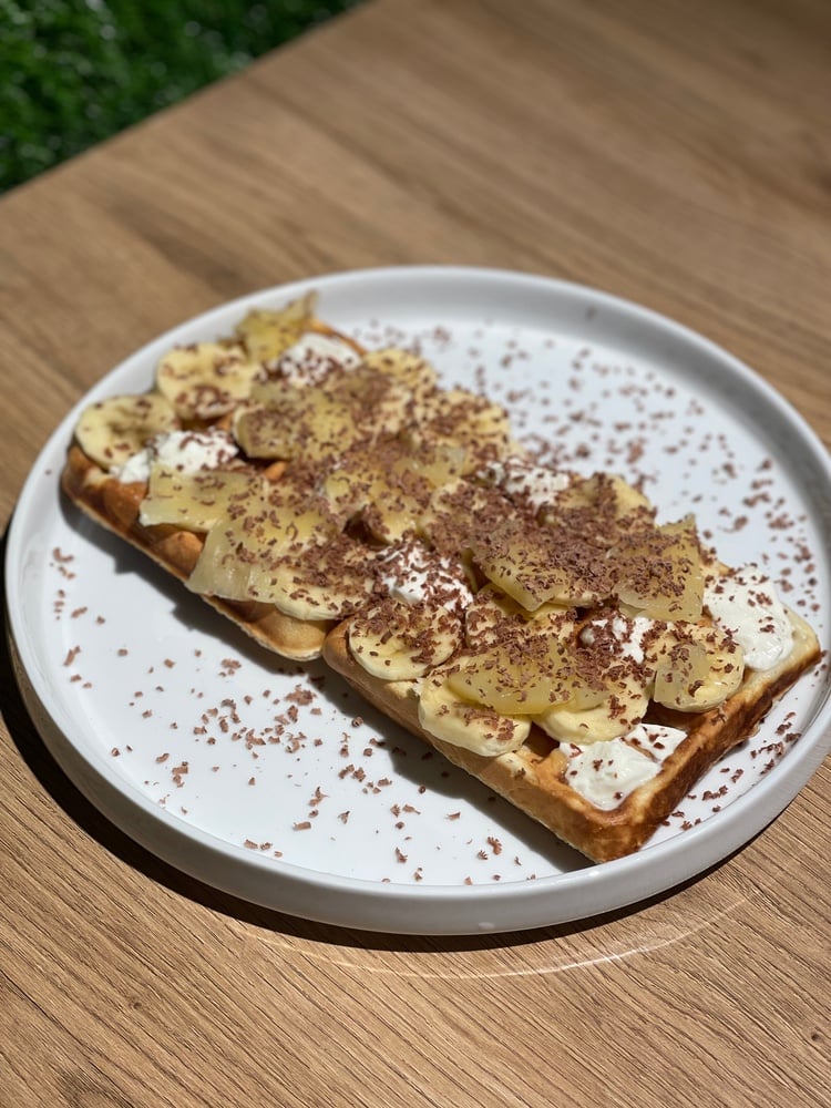 Fruits with Yogurt Waffel