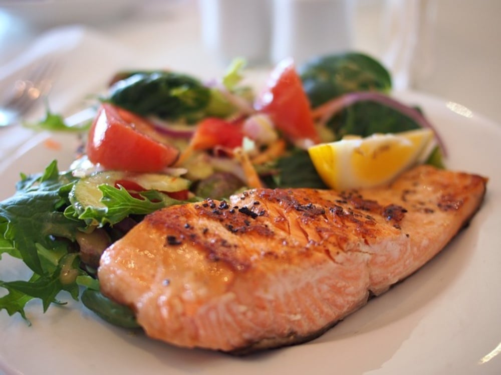 SALMÓN Y ENSALADA DE RÚGULA