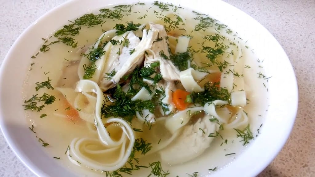 Бульйон з домашньою куркою та локшиною