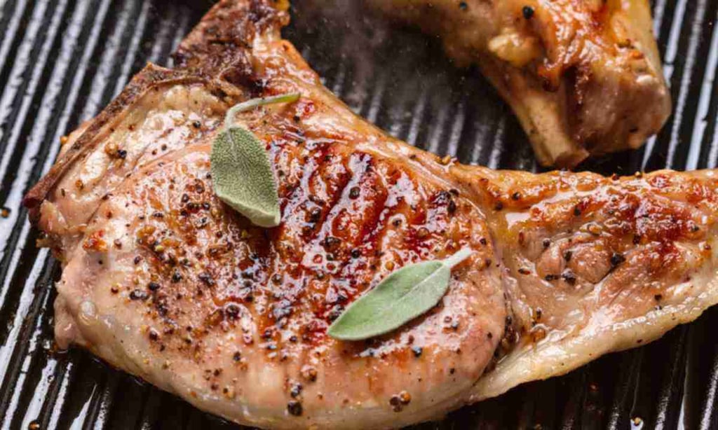 Корейка на кісточці та соусом BBQ