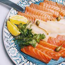 Рибне асорті (лосось слабо солений, масляна х/к, скумбрія х/к, маслини, лимон, зелень)