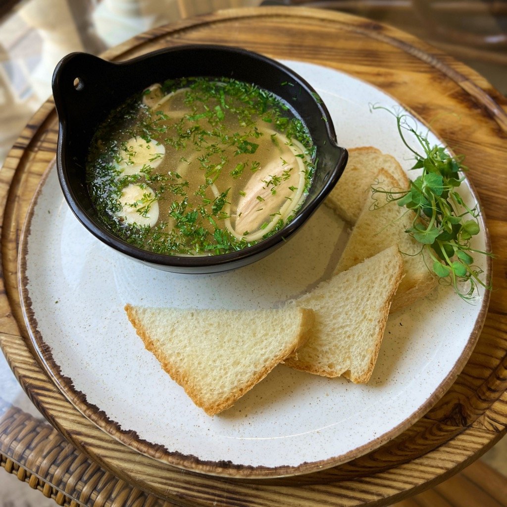 Курячий бульйон з домашнею локшиною