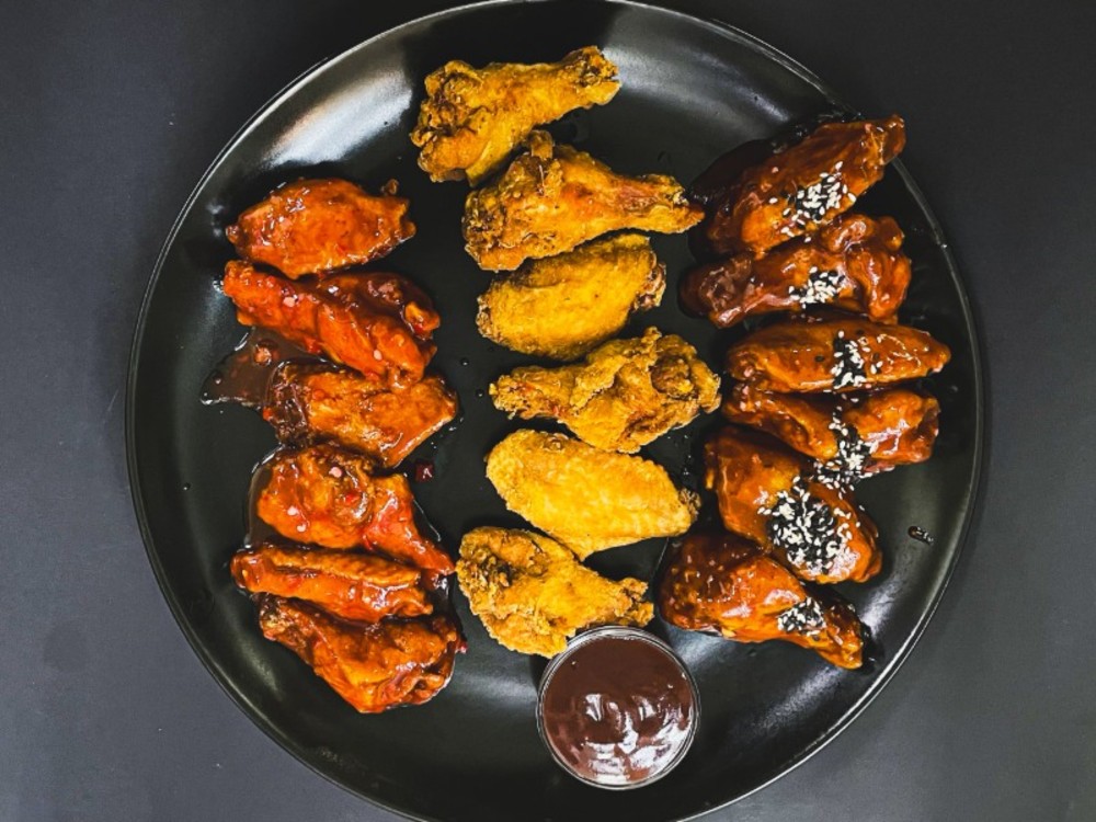 Сет курячих крил на дошці