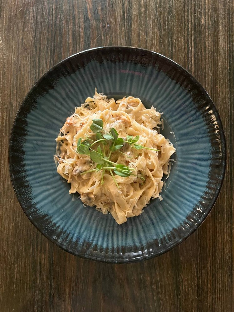 Паста з куркою та грибами