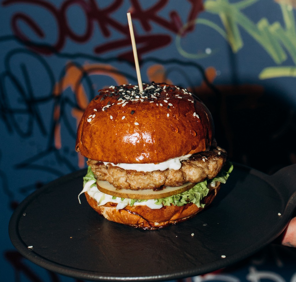 Blue Cheese Flow бургер з грушею та соусом блючіз