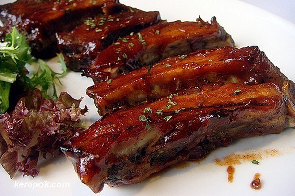 Ребра зі свинини із соусом BBQ та картоплею фрі