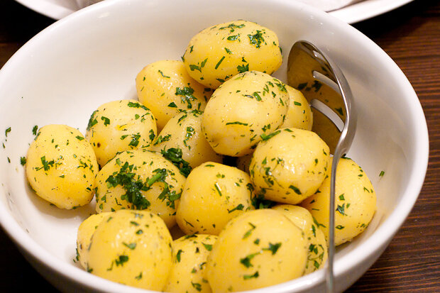 Картопля відварна з зеленю та маслом