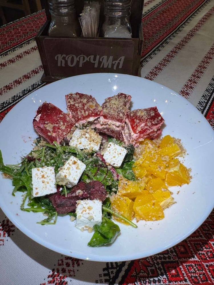Салат з рукколою і бурячком