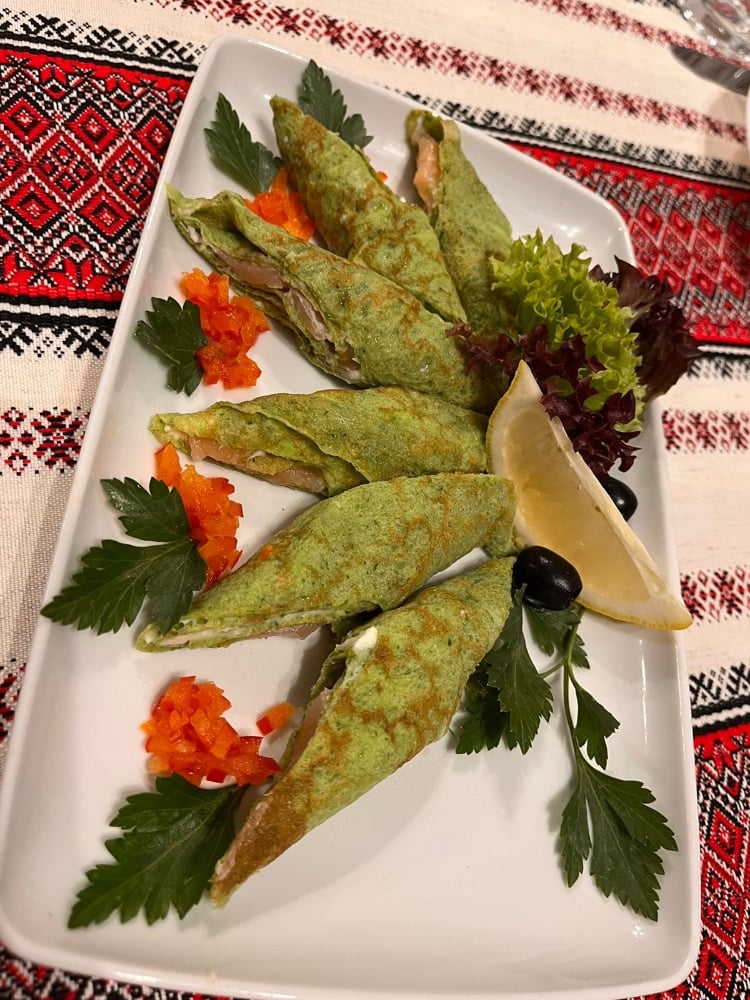Шпинатний млинець з лососем