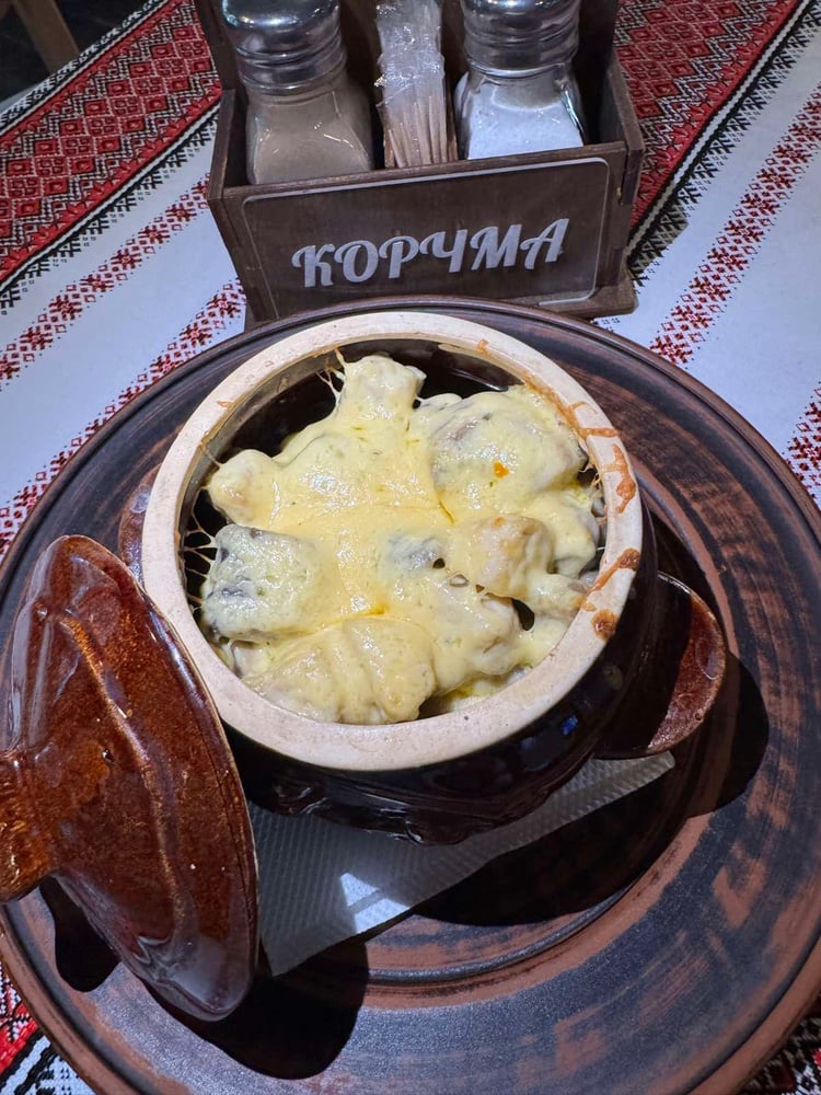 Запечені деруни з білими грибами в глечику