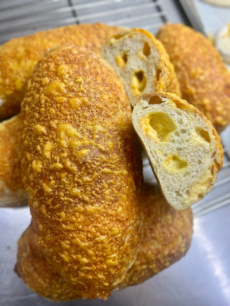 Хліб пшеничний "Монж" з сиром 100г