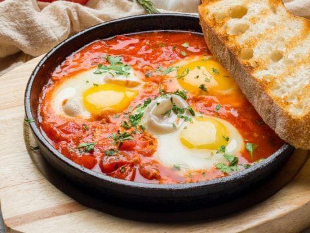 Huevos en Salsa Roja