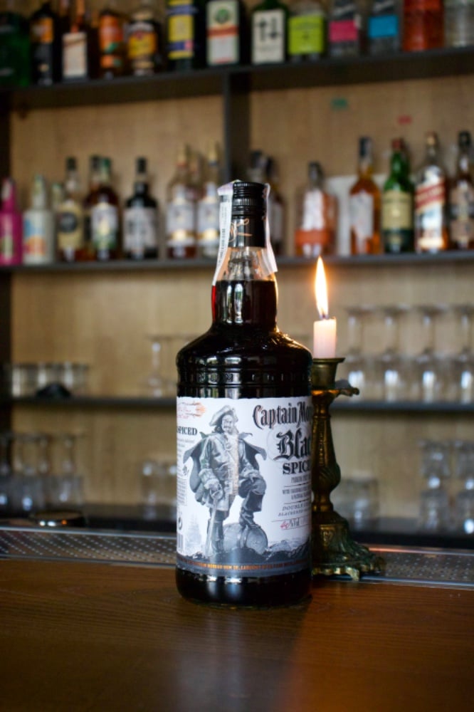 Алкогольний напій на основі Карибського рому Captain Morgan «Black Spiced» 50 мл.