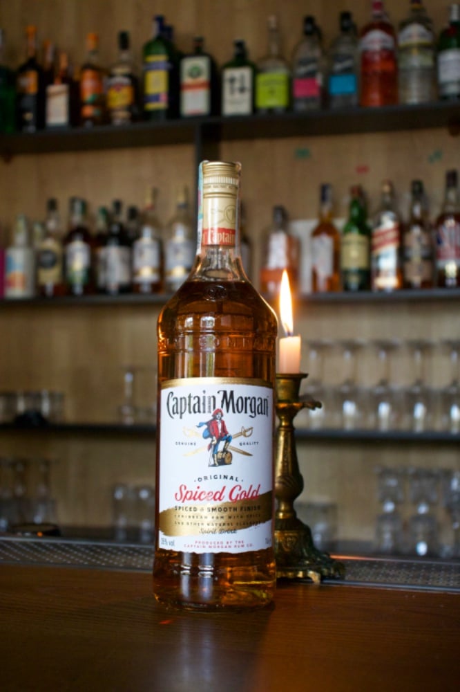 Алкогольний напій на основі Карибського рому Captain Morgan «Spiced Gold» 50 мл.