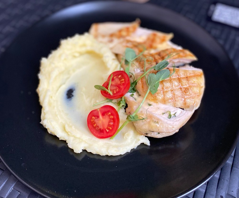 Куряче філе з сиром та пюре, 230/80 (болт)
