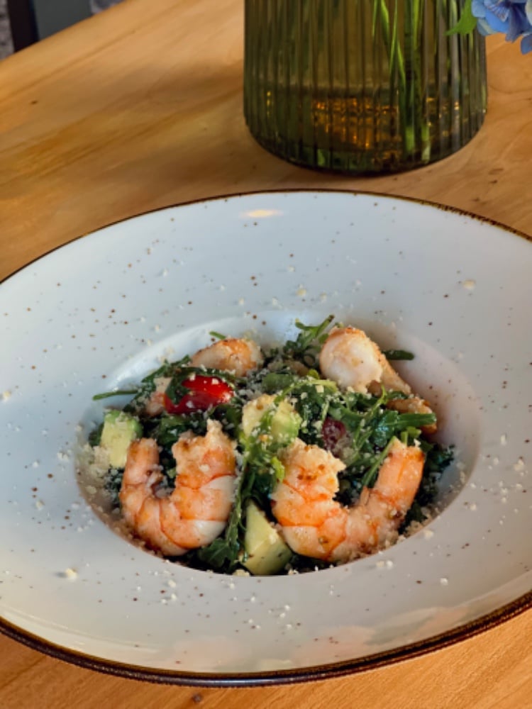 Arugula with shrimps