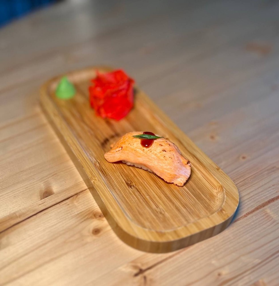 Grilled salmon sushi