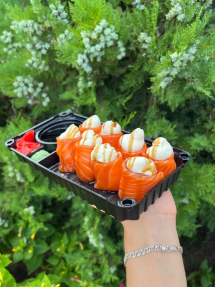 Крученики з лососем (8шт) 320г.