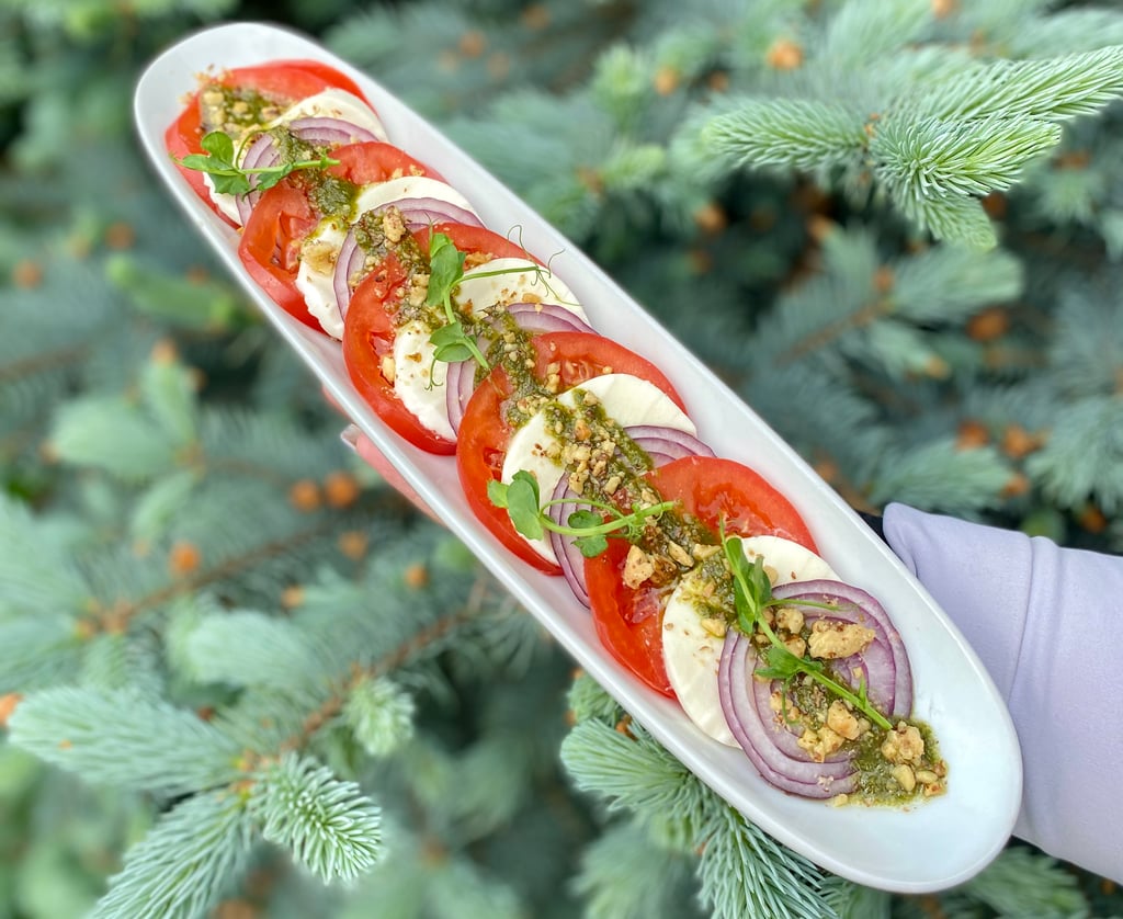 Капрезе з соусом песто