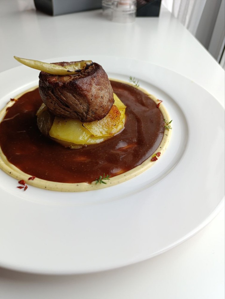 Філе Міньйон з картоплею Фрай та Деміглясом (330гр.)