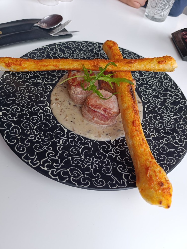 Свинні медальйони з беконом, грибним Жу та італійською випічкою