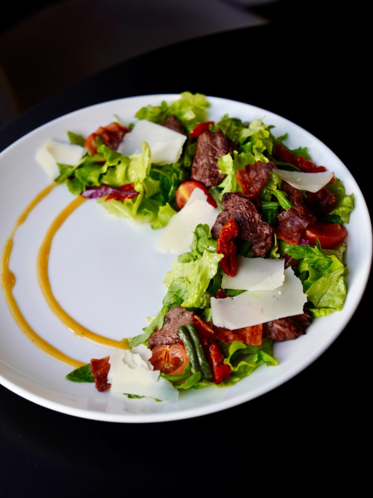 Салат з Яловичиною та димними томатами під медово-гірчичним соусом (240гр.)