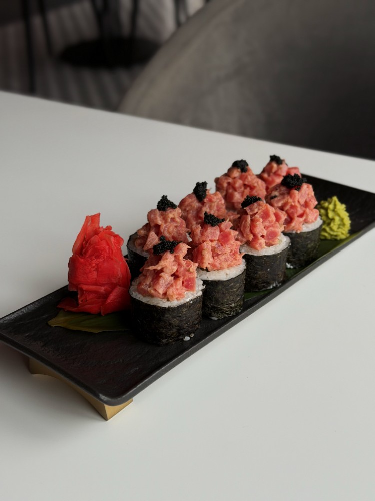 Тунець спайсі рол 