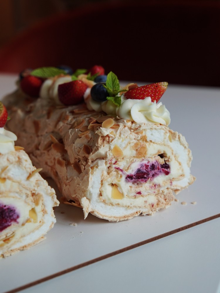Меренговий рулет