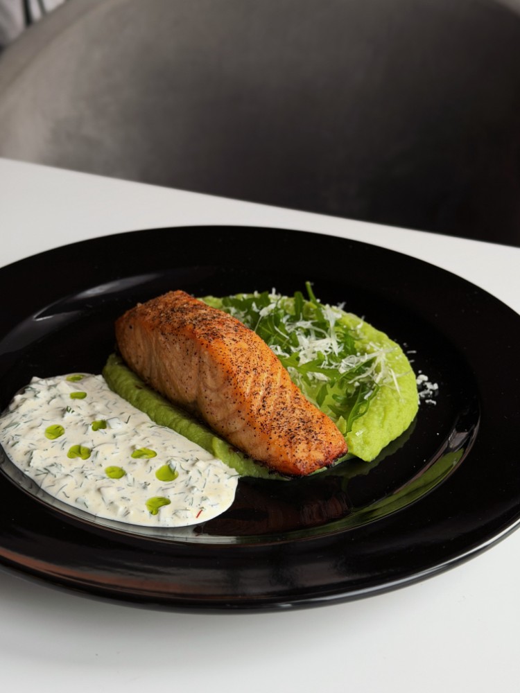 Стейк Лосося з овочевим пюре та соусом Тар-тар(400гр.)