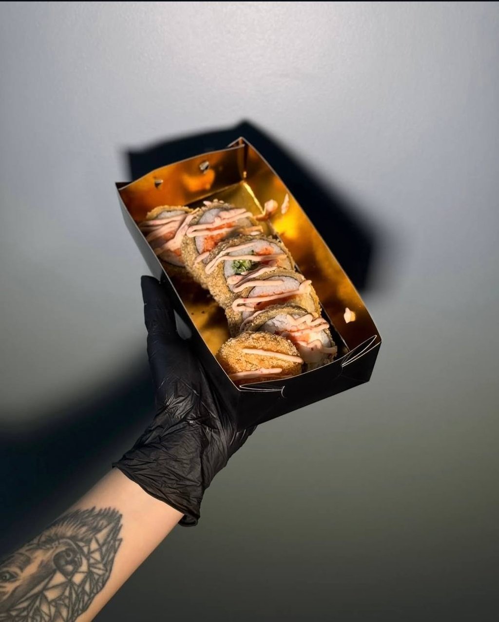 Темпура рол з лососем і креветкою