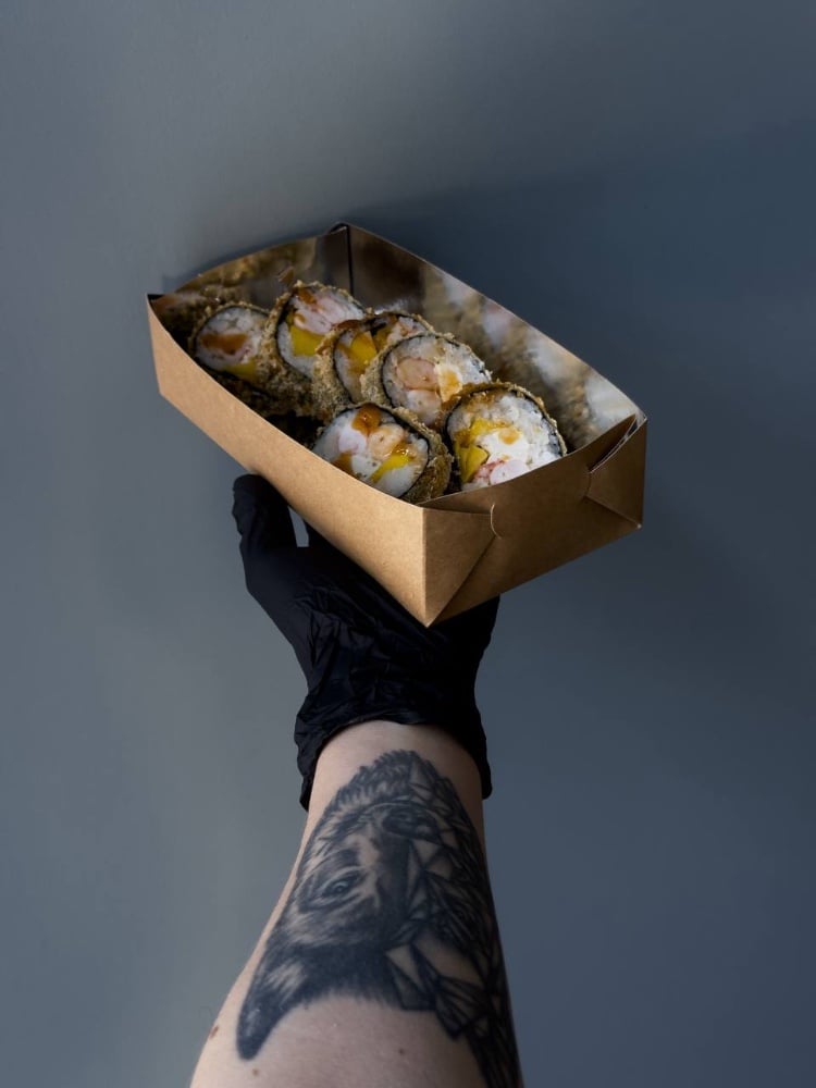 Темпура рол з креветкою та манго