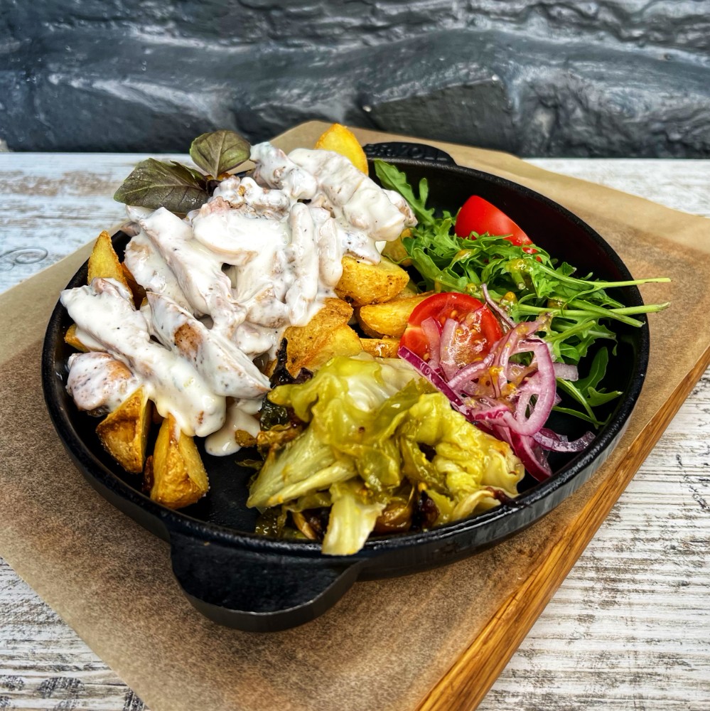Пательня з куркою в соусі дор-блю (340г)