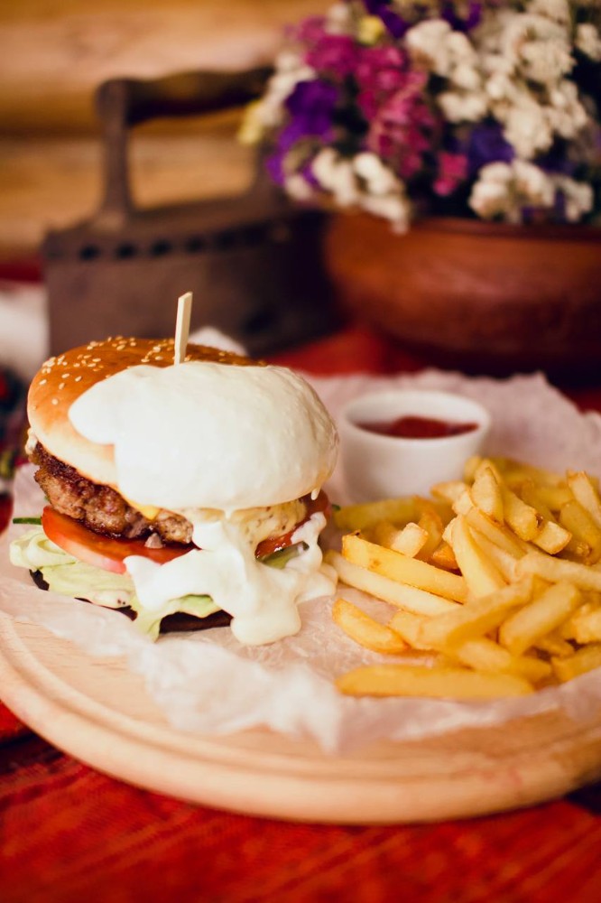 КУРЯЧИЙ БУРГЕР З КАРТОПЛЕЮ ФРІ І КЕТЧУПОМ