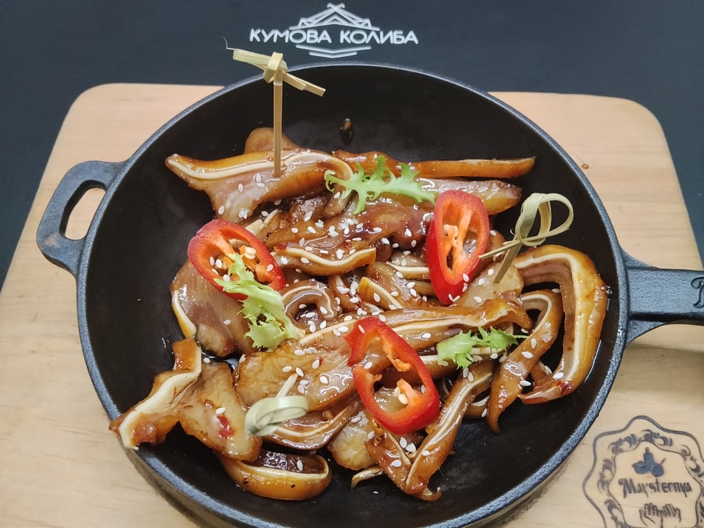 ВУШКА СВИННІ У ГОСТРО СОЛОДКОМУ СОУСІ