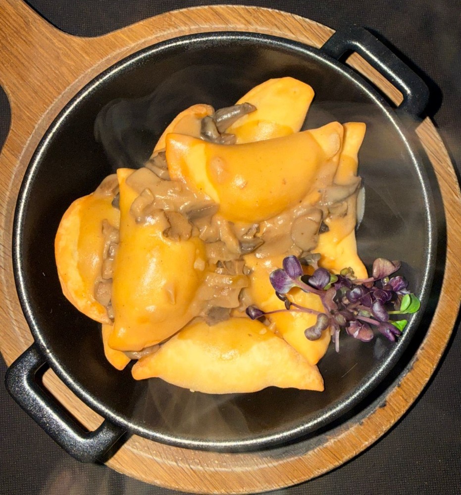 Смажені вареники (з картоплею та грибною підливою)