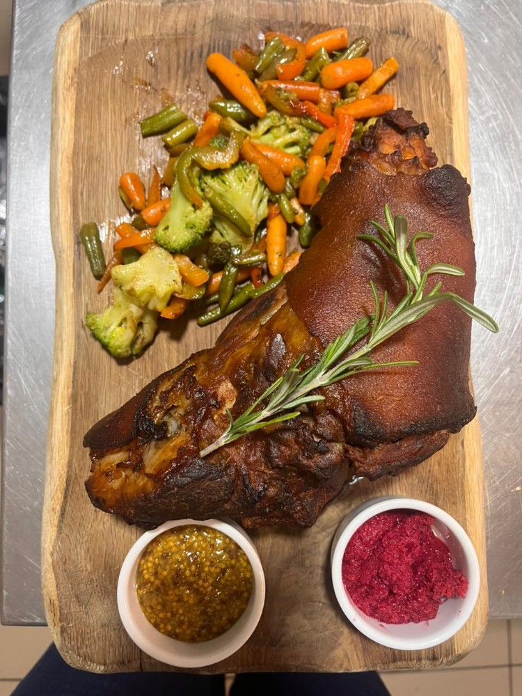 Свинєча нога в кожушку