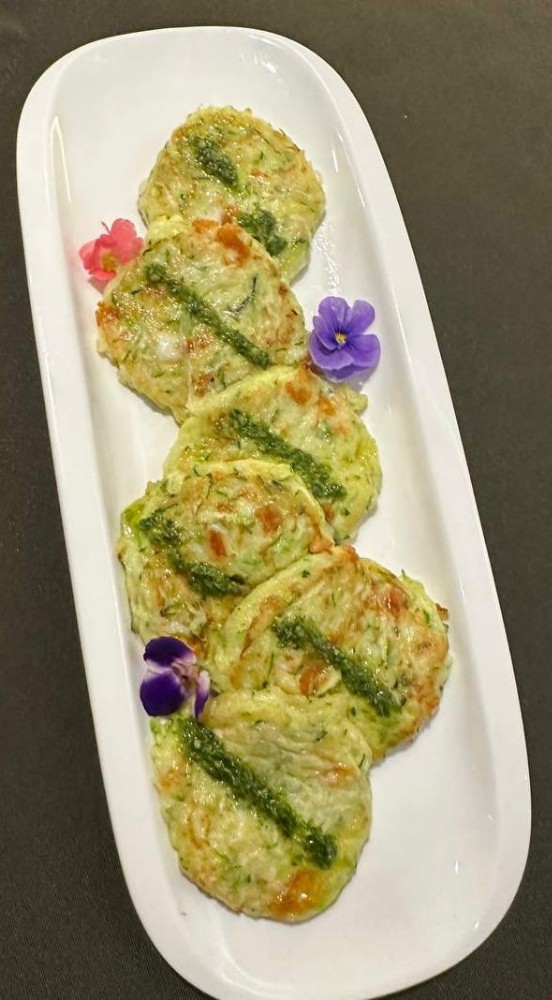 Кабачкові кльоцки з соусом песто