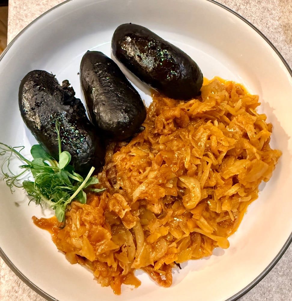 Кров’янка з тушкованою капустою та шкварками