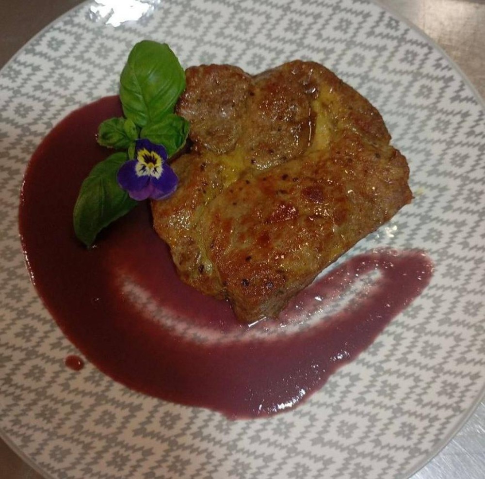 Стейк з ошийка під фірмовим винним соусом