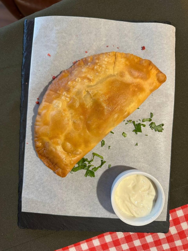 Чебурек з телятиною та білими грибами