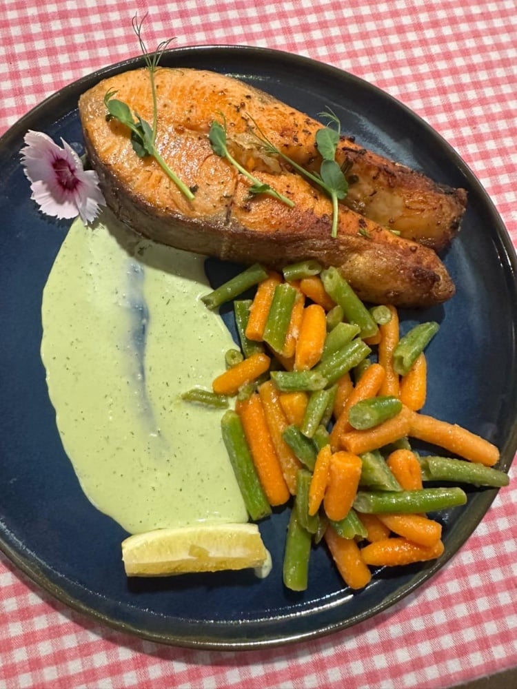 Стейк з лосося зі спаржею та фірмовим соусом