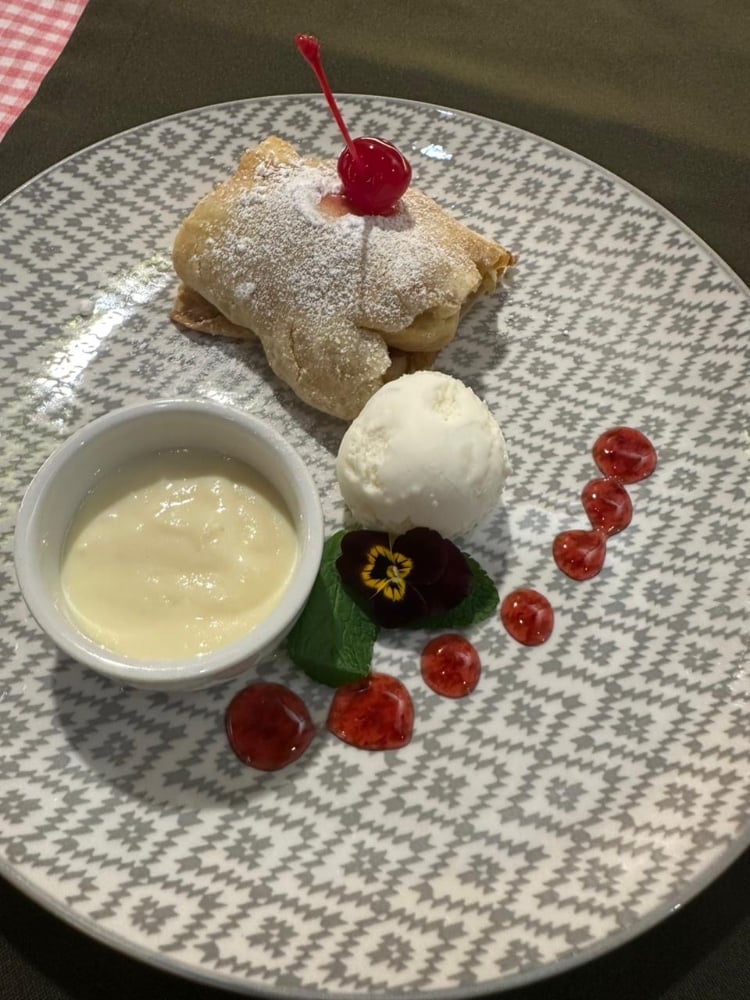 Штрудель з ванільним соусом та морозивом