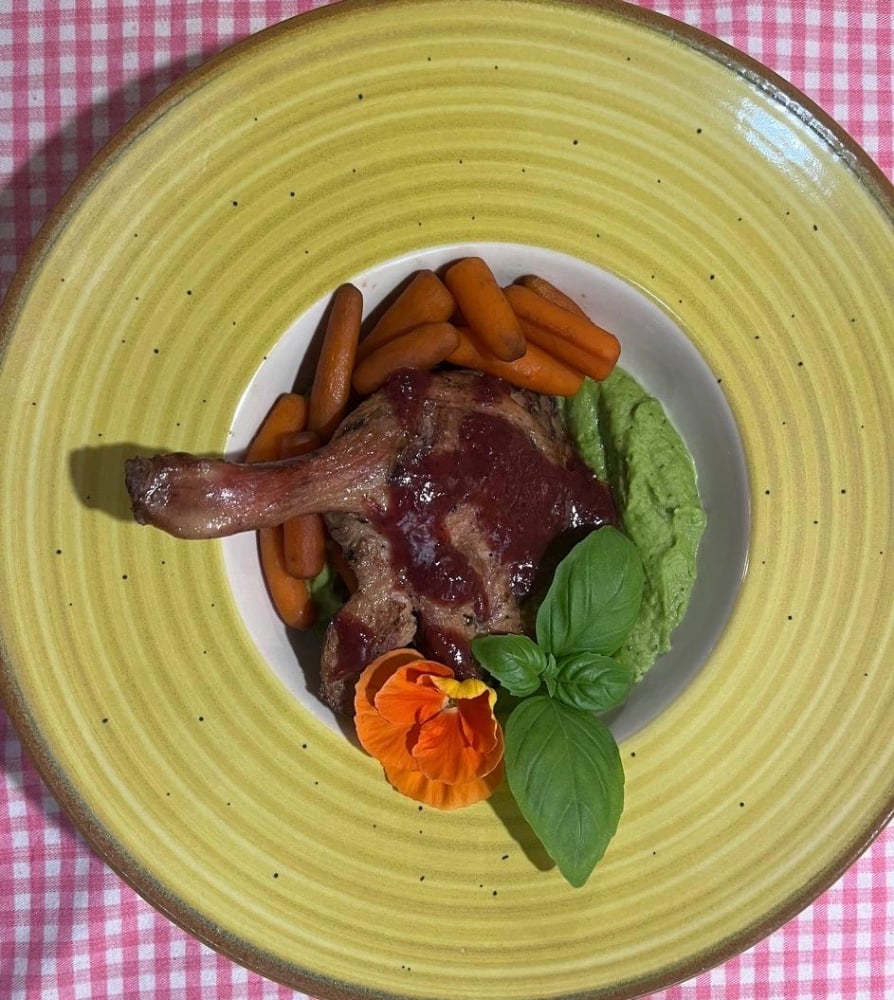 Качина ніжка з пюре зеленого горошку та м’яти