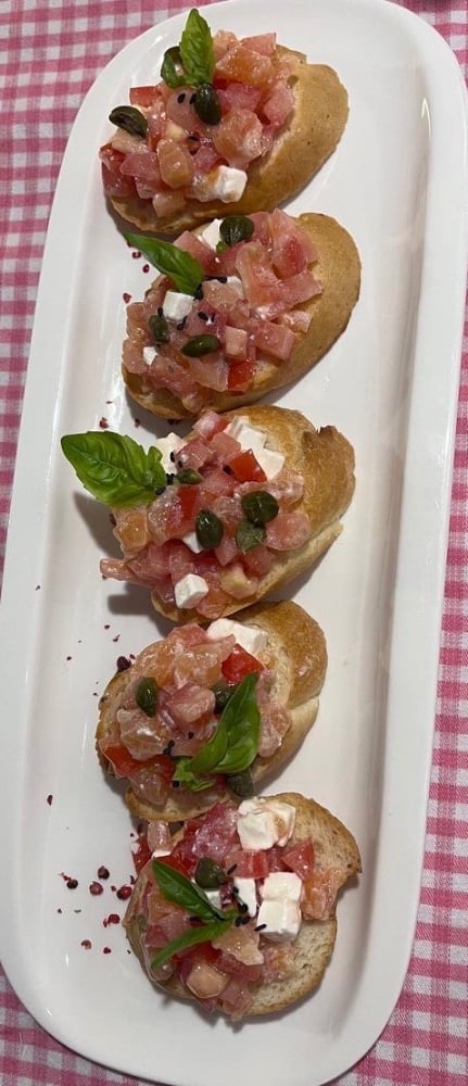 Брускети з сьомгою та фетою